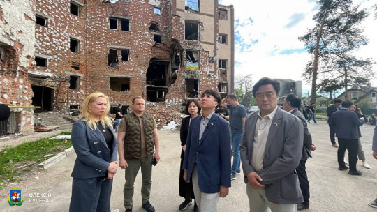 이준석 국민의힘 대표와 소속 의원들로 꾸려진 대표단이 5일(현지시간) 우크라이나 수도 키이우를 방문했다. 사진은 올렉시 쿨레바 키이우 주지사가 이날 페이스북에 "오늘 한국의 여당인 국민의힘 이준석 대표가 이끄는 국회 대표단이 키이우를 공식 방문했다"며 올린 것. 올렉시 쿨레바 우크라이나 키이우 주지사 페이스북 캡처=연합뉴스.